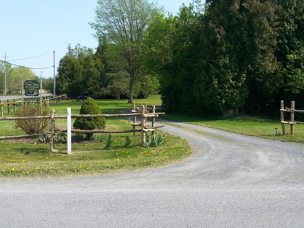 Cedar Drive Inn Crysler Luaran gambar